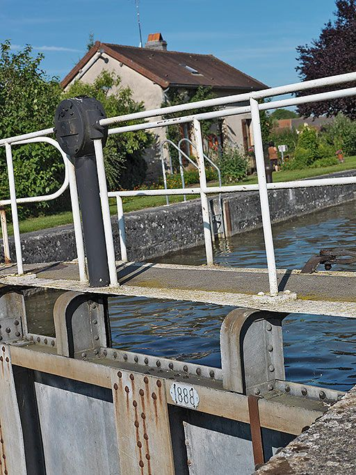 Détail des portes aval avec date portée 1888. © Thierry Kuntz / Région Bourgogne-Franche-Comté, Inventaire du patrimoine - 2012