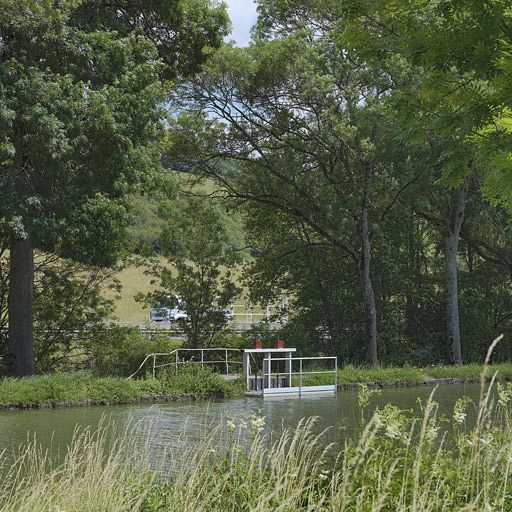 Vannes et garde-corps du déversoir vus de la rive droite. Autoroute en arrière-plan. © Thierry Kuntz / Région Bourgogne-Franche-Comté, Inventaire du patrimoine - 2012