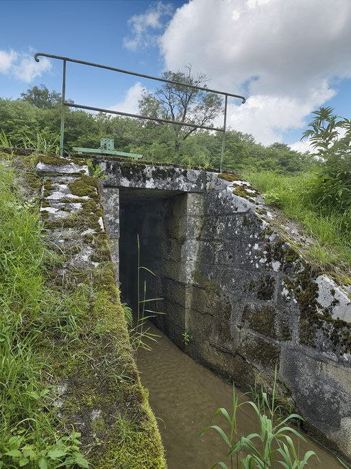Déversoir rive gauche : sortie du déversoir. © Thierry Kuntz / Région Bourgogne-Franche-Comté, Inventaire du patrimoine - 2012