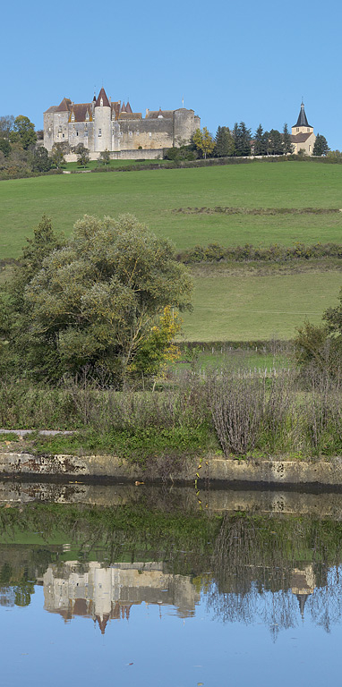 Vue du château de Châteauneuf, prise du canal. © Thierry Kuntz / Région Bourgogne-Franche-Comté, Inventaire du patrimoine - 2012