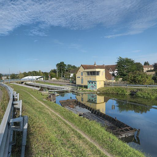 Site d'écluse pris d'amont. © Thierry Kuntz / Région Bourgogne-Franche-Comté, Inventaire du patrimoine - 2012