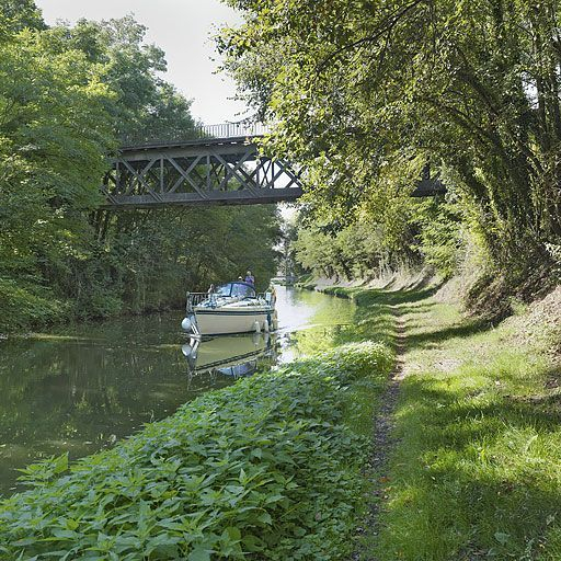La partie métallique du pont. En arrière-plan, le pont routier Jeanne-Rose. © Thierry Kuntz / Région Bourgogne-Franche-Comté, Inventaire du patrimoine - 2012