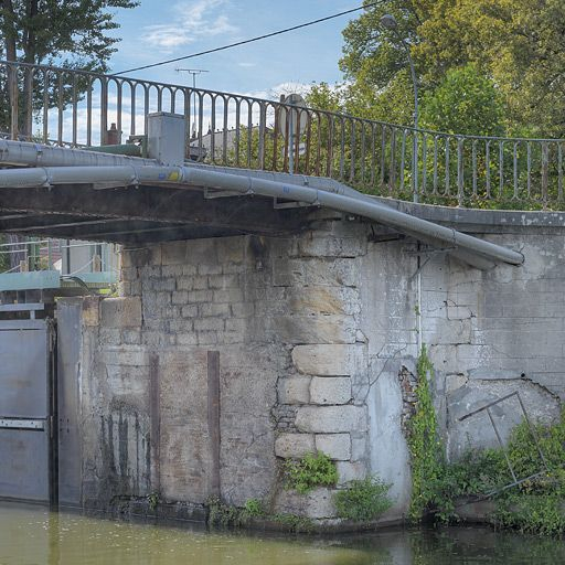 Pont sur écluse vu d'aval : détail des maçonneries. © Thierry Kuntz / Région Bourgogne-Franche-Comté, Inventaire du patrimoine - 2012