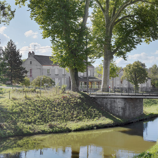Café-auberge et Pont Jeanne-Rose. © Thierry Kuntz / Région Bourgogne-Franche-Comté, Inventaire du patrimoine - 2012