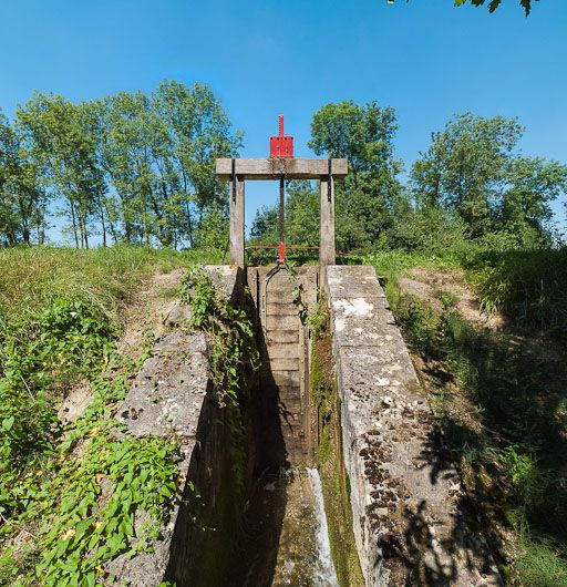 Rigole du déversoir sur le bief 78 du versant Yonne à Chassignelles, vue depuis le bas du talus. © Pierre-Marie Barbe-Richaud / Région Bourgogne-Franche-Comté, Inventaire du patrimoine - 2012