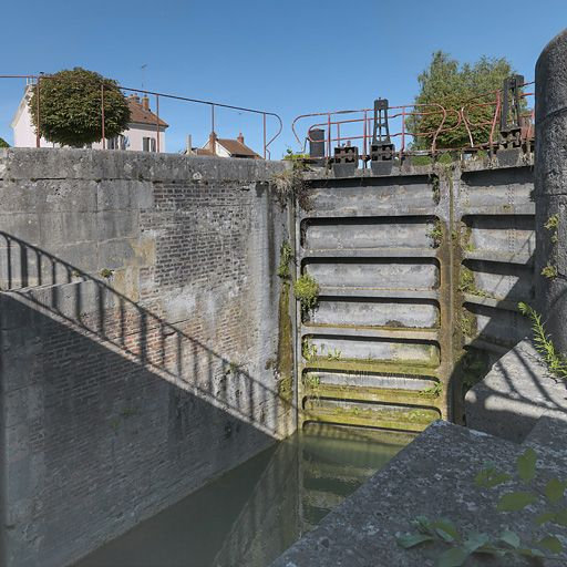 Site de l'écluse 114-115 du versant Yonne, dite de Laroche, à Migennes, vu d'amont : pris d'en bas, portes fermées © Thierry Kuntz / Région Bourgogne-Franche-Comté, Inventaire du patrimoine - 2012