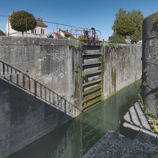 Site d'écluse vu d'amont : bajoyer en brique. © Thierry Kuntz / Région Bourgogne-Franche-Comté, Inventaire du patrimoine - 2012