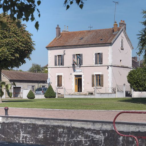 La maison éclusière et de perception de 3/4. © Thierry Kuntz / Région Bourgogne-Franche-Comté, Inventaire du patrimoine - 2012