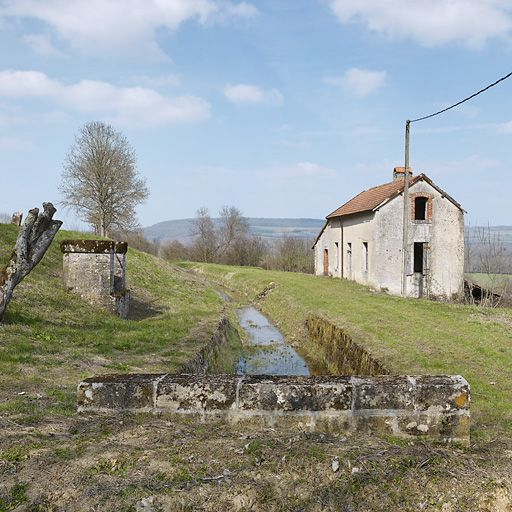 Vue d'ensemble de la maison de garde avec au centre la rigole et à gauche, le puits. On aperçoit la borne à l'extrême gauche. © Thierry Kuntz / Région Bourgogne-Franche-Comté, Inventaire du patrimoine - 2013 Vue d'ensemble de la maison de garde avec au centre la rigole et à gauche, le puits. On aperçoit la borne à l'extrême gauche. © Thierry Kuntz / Région Bourgogne-Franche-Comté, Inventaire du patrimoine - 2013