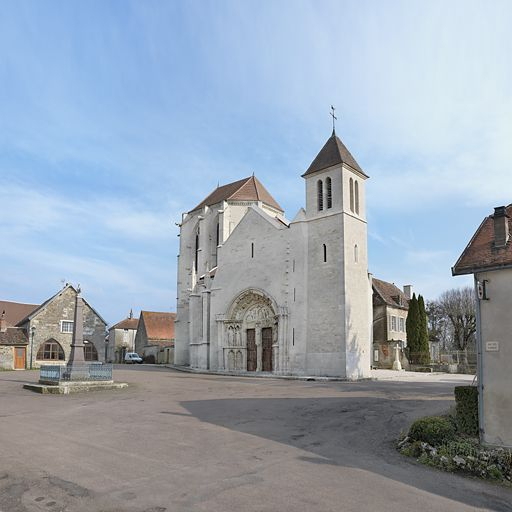 Façade de l'église paroissiale de Saint-Thibault, avec à gauche, le monument aux morts. © Thierry Kuntz / Région Bourgogne-Franche-Comté, Inventaire du patrimoine - 2013