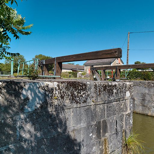 Tête aval de l'écluse avec ses vantaux au premier plan. © Thierry Kuntz / Région Bourgogne-Franche-Comté, Inventaire du patrimoine - 2013 Tête aval de l'écluse avec ses vantaux au premier plan. © Thierry Kuntz / Région Bourgogne-Franche-Comté, Inventaire du patrimoine - 2013