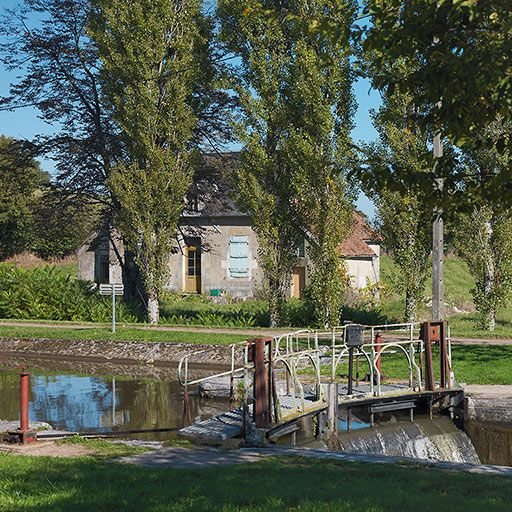 La maison éclusière depuis la rive droite du canal. © Thierry Kuntz / Région Bourgogne-Franche-Comté, Inventaire du patrimoine - 2013