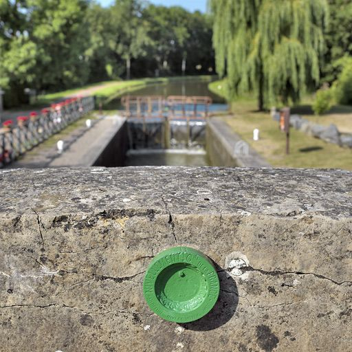 Parapet du pont sur écluse, avec au premier plan le repère de nivellement Bourdalouë. © Thierry Kuntz / Région Bourgogne-Franche-Comté, Inventaire du patrimoine - 2013