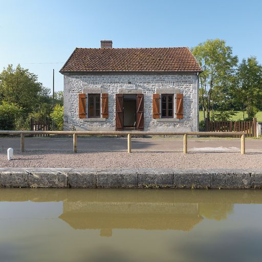 La maison éclusière : vue de face. © Thierry Kuntz / Région Bourgogne-Franche-Comté, Inventaire du patrimoine - 2013
