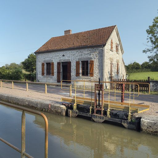 La maison éclusière, vue de 3/4 avant. © Thierry Kuntz / Région Bourgogne-Franche-Comté, Inventaire du patrimoine - 2013