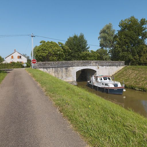 Le pont, vue d'aval. On distingue à gauche la maison éclusière du site 22 L. © Thierry Kuntz / Région Bourgogne-Franche-Comté, Inventaire du patrimoine - 2013