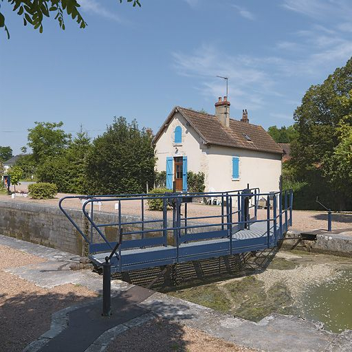 La maison éclusière, de 3/4. © Thierry Kuntz / Région Bourgogne-Franche-Comté, Inventaire du patrimoine - 2013