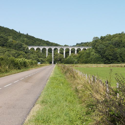 L'aqueduc de Montreuillon, depuis la vallée. © Thierry Kuntz / Région Bourgogne-Franche-Comté, Inventaire du patrimoine - 2013