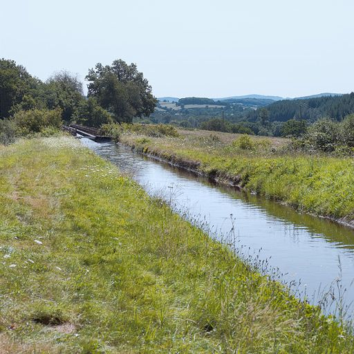 La rigole d'Yonne à Oussy. On aperçoit l'aqueduc. © Thierry Kuntz / Région Bourgogne-Franche-Comté, Inventaire du patrimoine - 2013