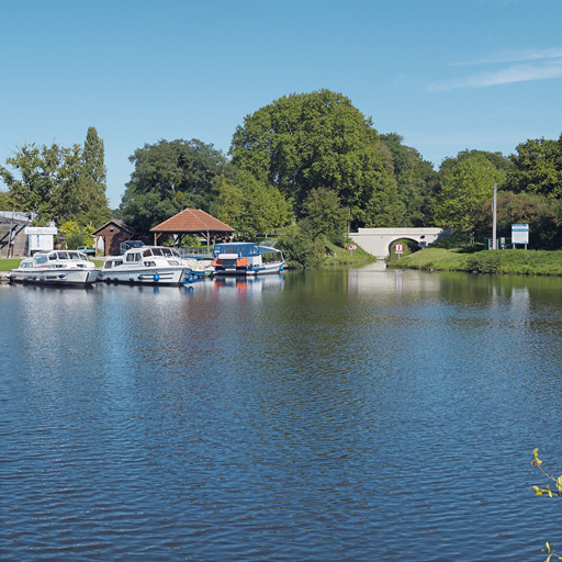 Pont vu de l'Etang de Baye avec le port des Poujats à gauche. © Thierry Kuntz / Région Bourgogne-Franche-Comté, Inventaire du patrimoine - 2013