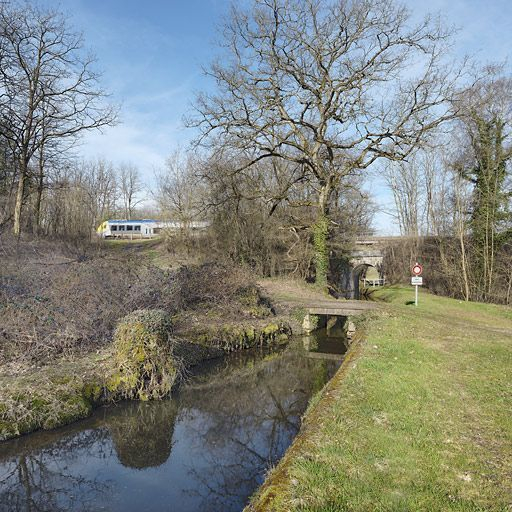 La rigole d'alimentation avec en arrière-plan le pont ferroviaire. © Thierry Kuntz / Région Bourgogne-Franche-Comté, Inventaire du patrimoine - 2013