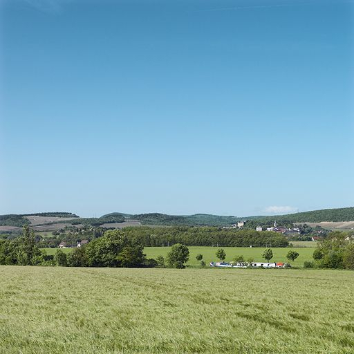 Vue générale du canal avec en arrière-plan le village de Rully et son château. © Thierry Kuntz / Région Bourgogne-Franche-Comté, Inventaire du patrimoine - 2013