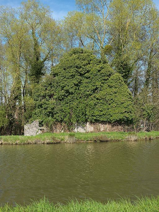 La maison éclusière XXXVII depuis la rive droite et de face. © Thierry Kuntz / Région Bourgogne-Franche-Comté, Inventaire du patrimoine - 2013