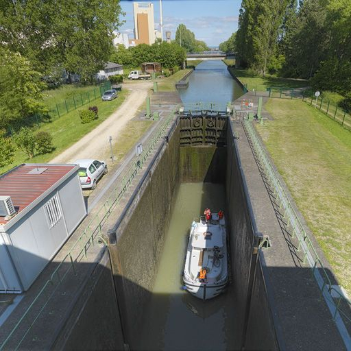 Le sas depuis le poste de commande l'enjambant. © Thierry Kuntz / Région Bourgogne-Franche-Comté, Inventaire du patrimoine - 2013
