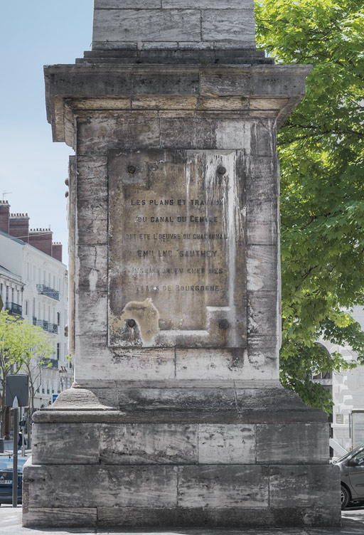 Détail des inscriptions, face est. © Thierry Kuntz / Région Bourgogne-Franche-Comté, Inventaire du patrimoine - 2013