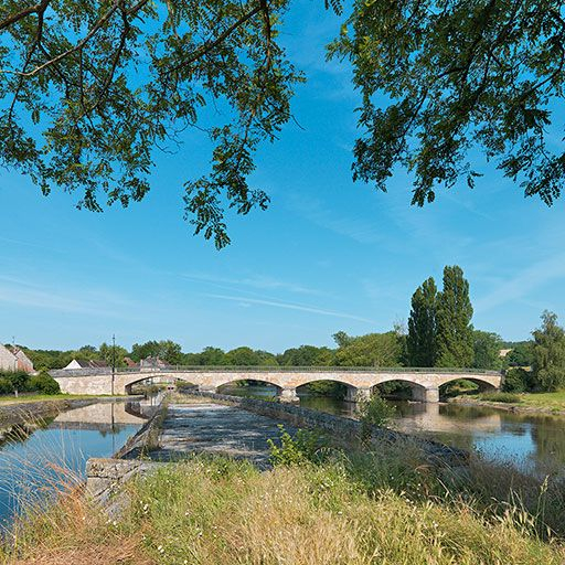 Vue du pont d'Accolay depuis la digue. A droite, la Cure. © Thierry Kuntz / Région Bourgogne-Franche-Comté, Inventaire du patrimoine - 2013