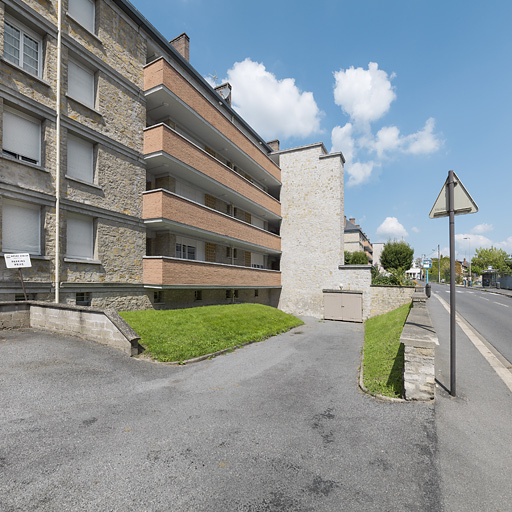 Bâtiment D : façade antérieure, rampe d'accès au sous-sol. © Thierry Kuntz / Région Bourgogne-Franche-Comté, Inventaire du patrimoine - 2014