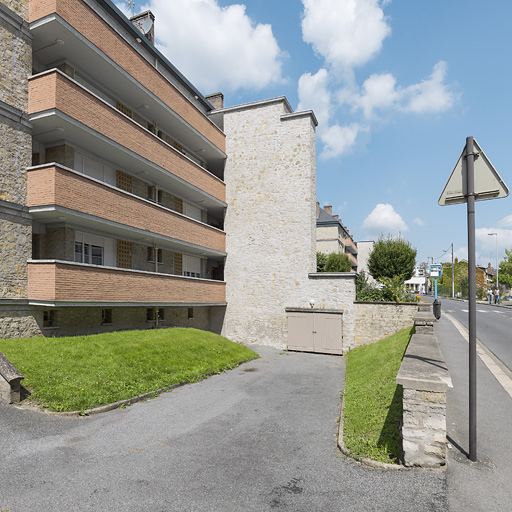 Bâtiment D : façade antérieure, rampe d'accès au sous-sol. © Thierry Kuntz / Région Bourgogne-Franche-Comté, Inventaire du patrimoine - 2014