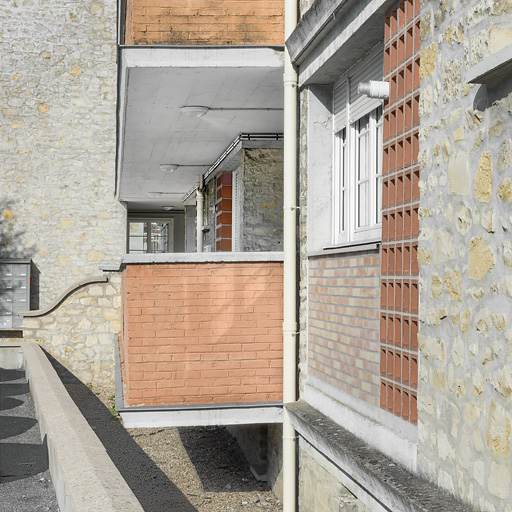 Bâtiment D : façade antérieure, galerie de desserte du rez-de-chaussée. © Thierry Kuntz / Région Bourgogne-Franche-Comté, Inventaire du patrimoine - 2014