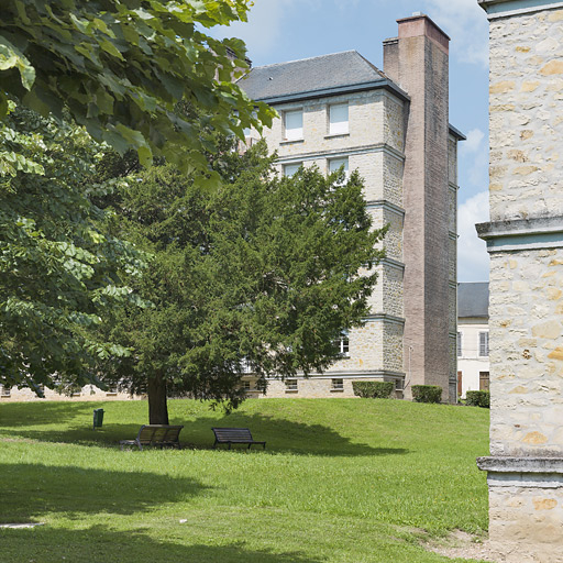 Vue sur la façade postérieure du bâtiment B depuis le bâtiment C. © Thierry Kuntz / Région Bourgogne-Franche-Comté, Inventaire du patrimoine - 2014