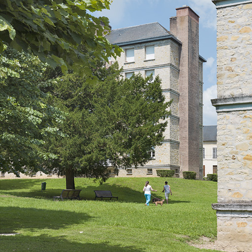 Vue sur la façade postérieure du bâtiment B depuis le bâtiment C. © Thierry Kuntz / Région Bourgogne-Franche-Comté, Inventaire du patrimoine - 2014