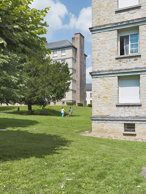 Vue sur la façade postérieure du bâtiment B depuis le bâtiment C. © Thierry Kuntz / Région Bourgogne-Franche-Comté, Inventaire du patrimoine - 2014