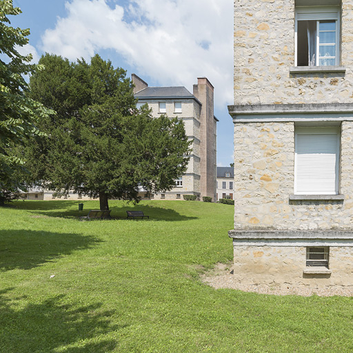 Vue sur la façade postérieure du bâtiment B et le parc central depuis le bâtiment C. © Thierry Kuntz / Région Bourgogne-Franche-Comté, Inventaire du patrimoine - 2014