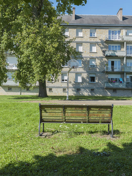 Façade postérieure du bâtiment A et mobilier urbain du parc central. © Thierry Kuntz / Région Bourgogne-Franche-Comté, Inventaire du patrimoine - 2014