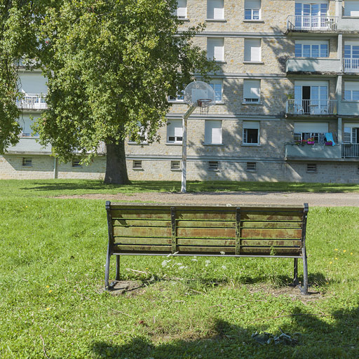 Façade postérieure du bâtiment A et mobilier urbain du parc central. © Thierry Kuntz / Région Bourgogne-Franche-Comté, Inventaire du patrimoine - 2014
