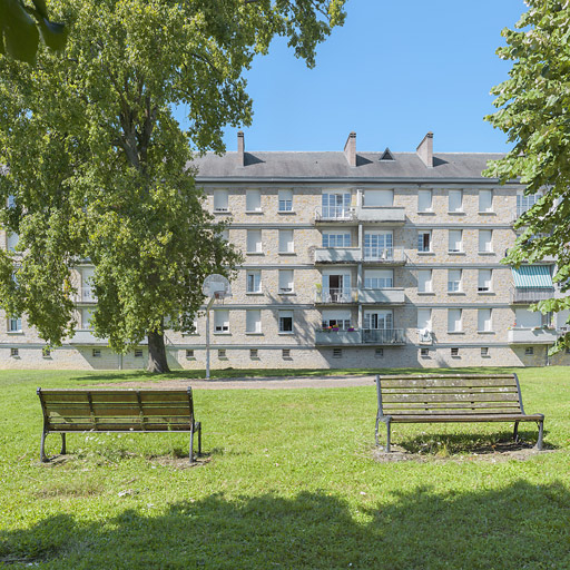 Mobilier urbain et façade postérieure du bâtiment A. © Thierry Kuntz / Région Bourgogne-Franche-Comté, Inventaire du patrimoine - 2014