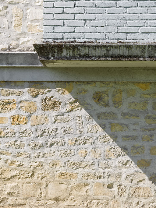 Façade postérieure du bâtiment A : détail du bandeau formant plancher du balcon du rez-de-chaussée. © Thierry Kuntz / Région Bourgogne-Franche-Comté, Inventaire du patrimoine - 2014