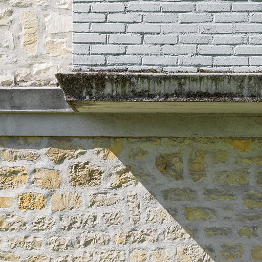 Façade postérieure du bâtiment A : détail du bandeau formant plancher du balcon du rez-de-chaussée. © Thierry Kuntz / Région Bourgogne-Franche-Comté, Inventaire du patrimoine - 2014