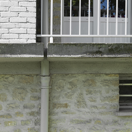 Façade postérieure du bâtiment A : détail du bandeau formant plancher du balcon du rez-de-chaussée. © Thierry Kuntz / Région Bourgogne-Franche-Comté, Inventaire du patrimoine - 2014
