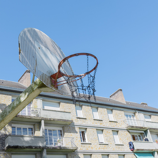 Façade postérieure du bâtiment A et mobilier urbain. © Thierry Kuntz / Région Bourgogne-Franche-Comté, Inventaire du patrimoine - 2014