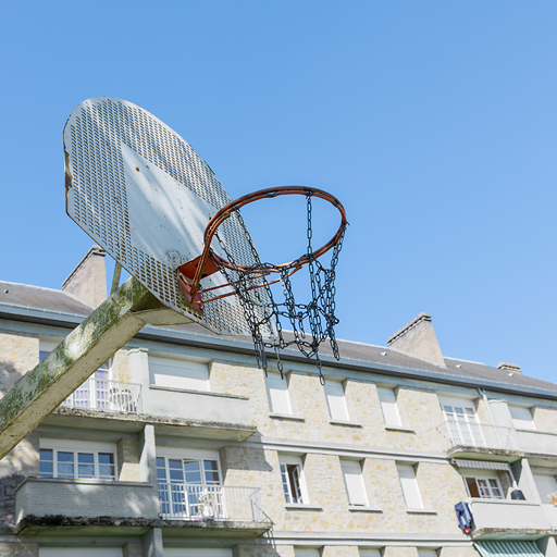 Façade postérieure du bâtiment A et mobilier urbain. © Thierry Kuntz / Région Bourgogne-Franche-Comté, Inventaire du patrimoine - 2014