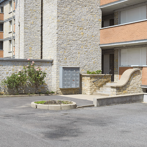 Façade antérieure du bâtiment A : accès aux galeries de desserte des appartements. © Thierry Kuntz / Région Bourgogne-Franche-Comté, Inventaire du patrimoine - 2014