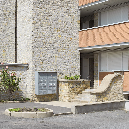 Façade antérieure du bâtiment A : accès aux galeries de desserte des appartements. © Thierry Kuntz / Région Bourgogne-Franche-Comté, Inventaire du patrimoine - 2014