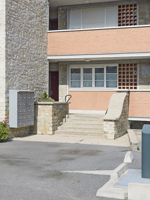 Façade antérieure du bâtiment A : accès aux galeries de desserte des appartements. © Thierry Kuntz / Région Bourgogne-Franche-Comté, Inventaire du patrimoine - 2014