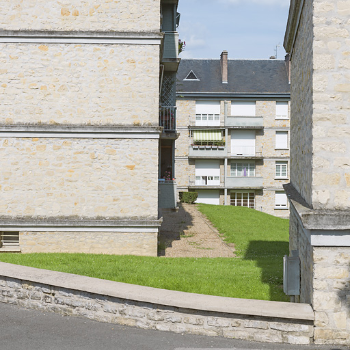 Façade latérale du bâtiment B et vue sur la façade postérieure du bâtiment C. © Thierry Kuntz / Région Bourgogne-Franche-Comté, Inventaire du patrimoine - 2014