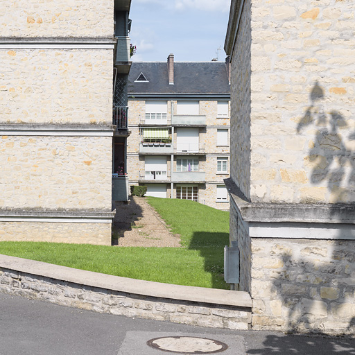 Façade latérale du bâtiment B et vue sur la façade postérieure du bâtiment C. © Thierry Kuntz / Région Bourgogne-Franche-Comté, Inventaire du patrimoine - 2014